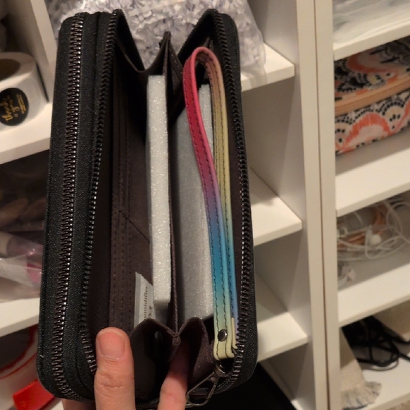 Geometric Gradient Wallet - Picture 4 of 4